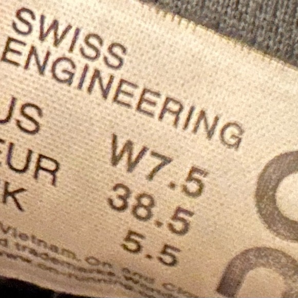 ON Tennis Shoes size 7 1/2 Excellent condition as pictured - Picture 16 of 16